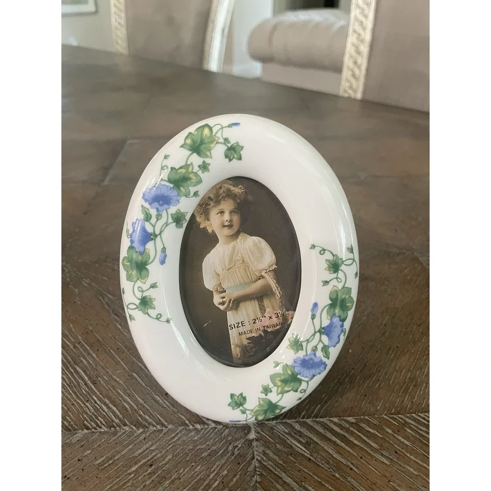 Vtg Ceramic Blue Flowers Oval Photo Picture Frame 2.5x3.5 Cottage Core Easel